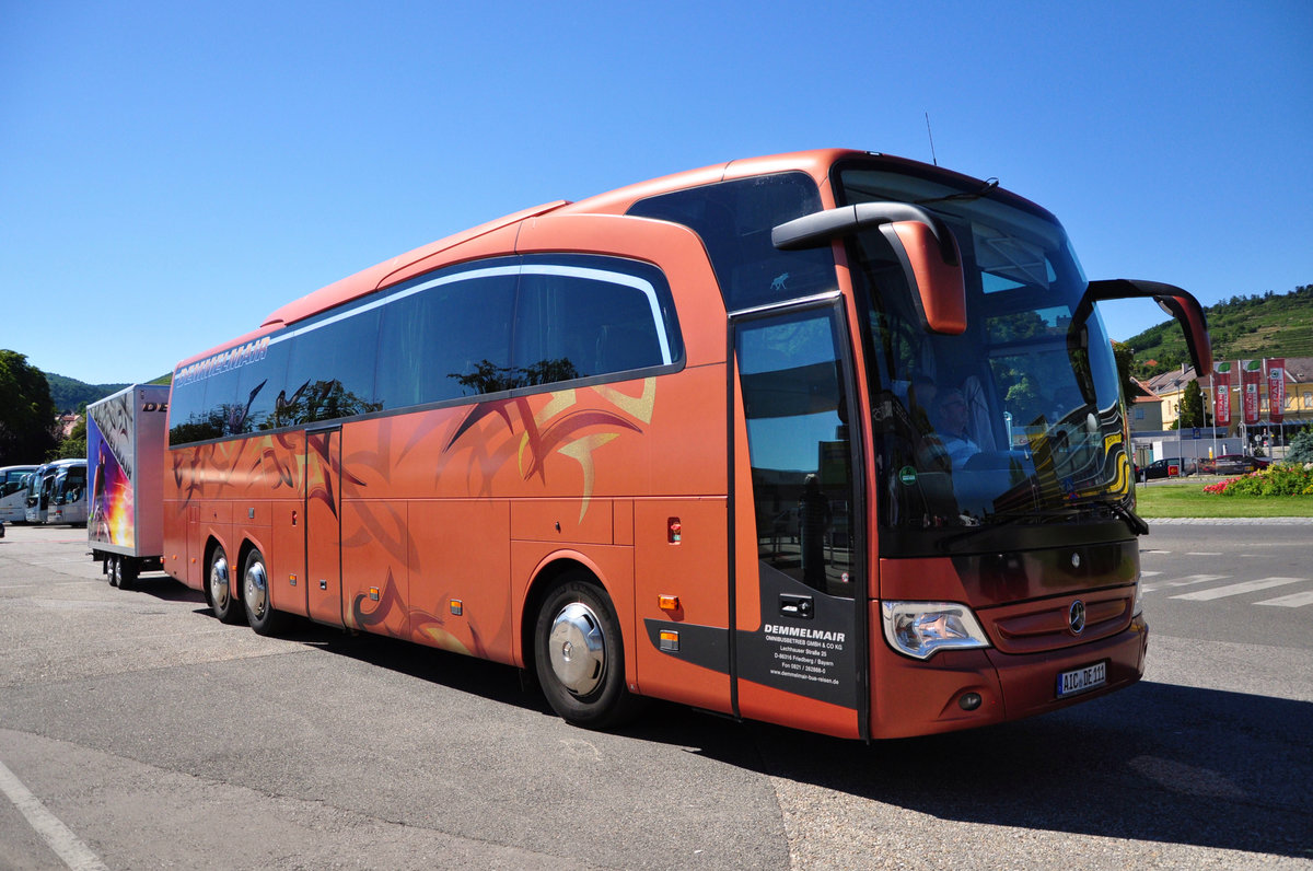 Mercedes Travego von Demmelmair Reisen aus der BRD mit Radanh�nger in Krems gesehen.