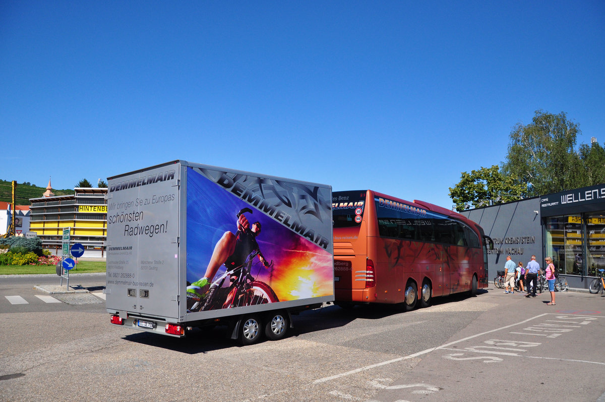 Mercedes Travego von Demmelmair Reisen aus der BRD mit Radanh�nger in Krems gesehen.
