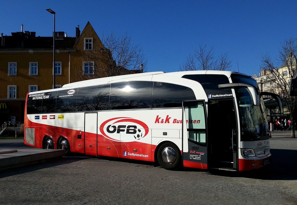 Mercedes Travego von k & k Busreisen,Mannschaftsbus des �sterr. Fu�ball-Nationalteams in Wien gesehen.