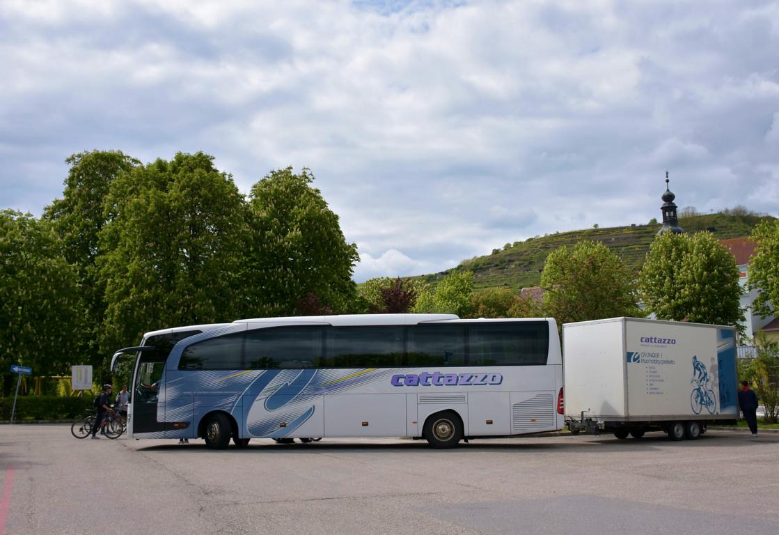 Mercedes Travego mit Radanh�nger von Cattazzo Reisen aus Italien in Krems.