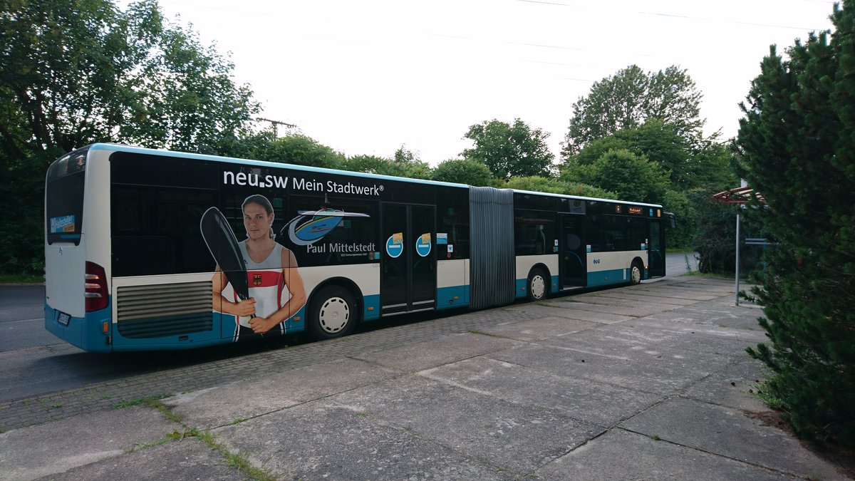 ......NB SW 586 f�hrt seit kurzem wieder ohne Werbung durch die Stadt 
...alle 6 Busse der Stadtwerke haben ihre Werbung vom G�terbahnhof verloren