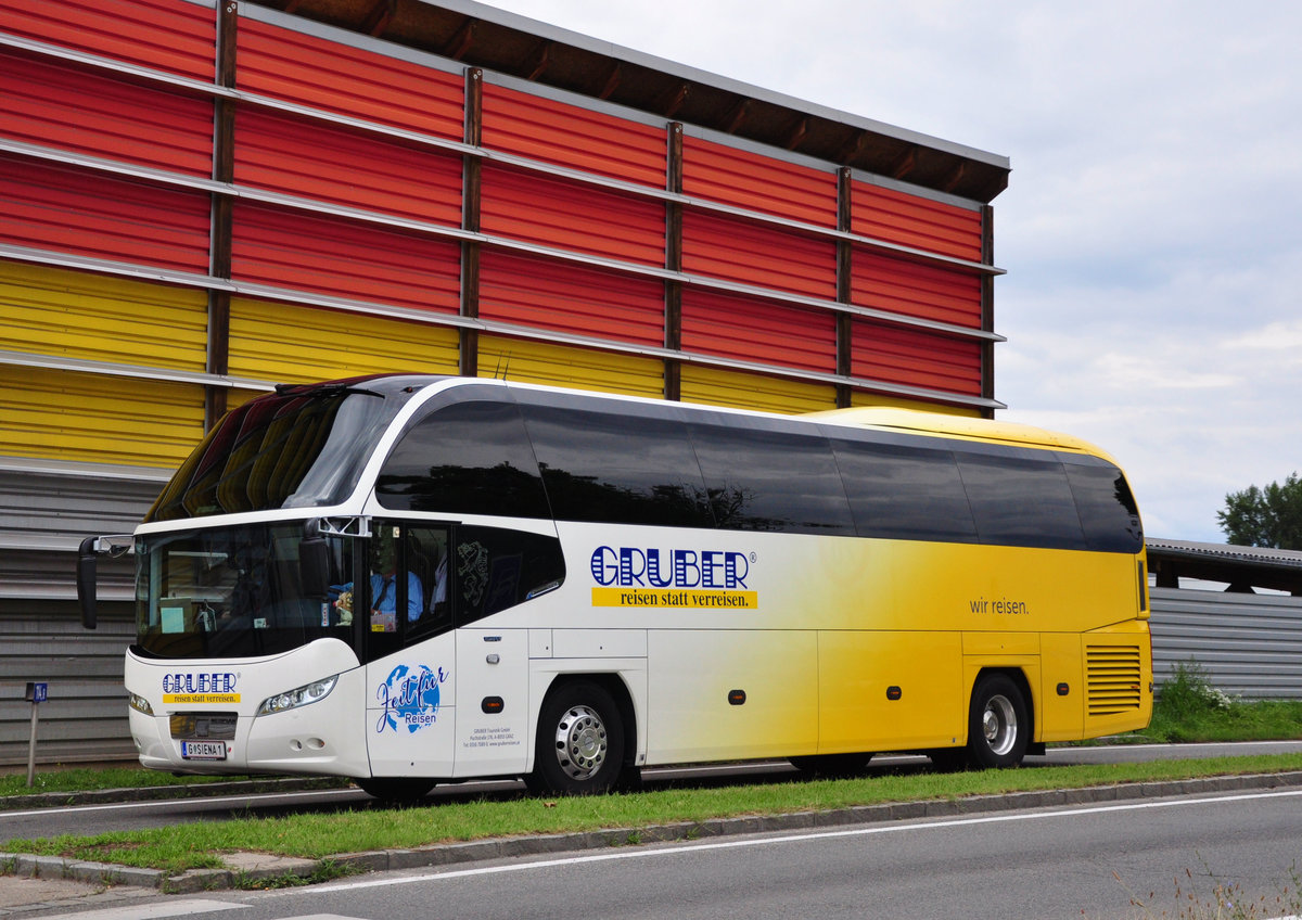 Neoplan Cityliner von Gruber Reisen aus �sterreich in Krems gesehen.