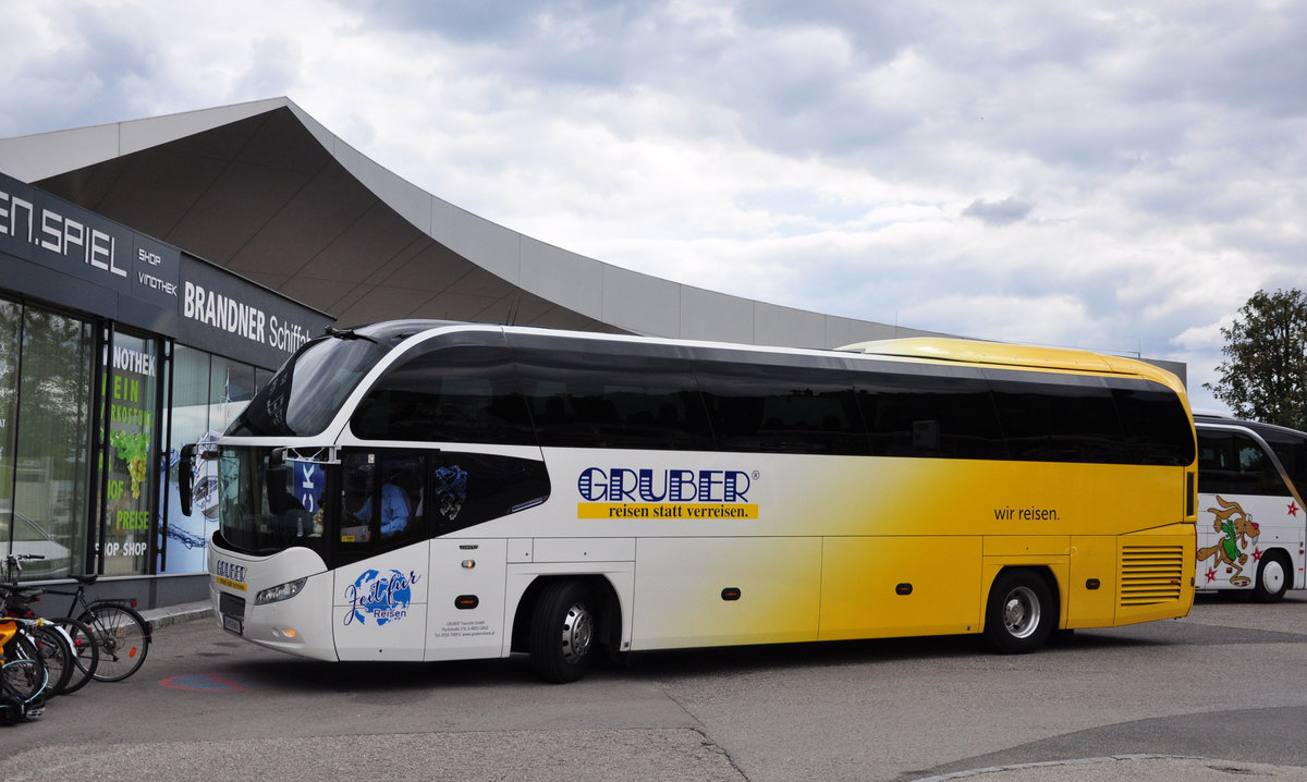 Neoplan Cityliner von Gruber Reisen aus �sterreich in Krems gesehen.