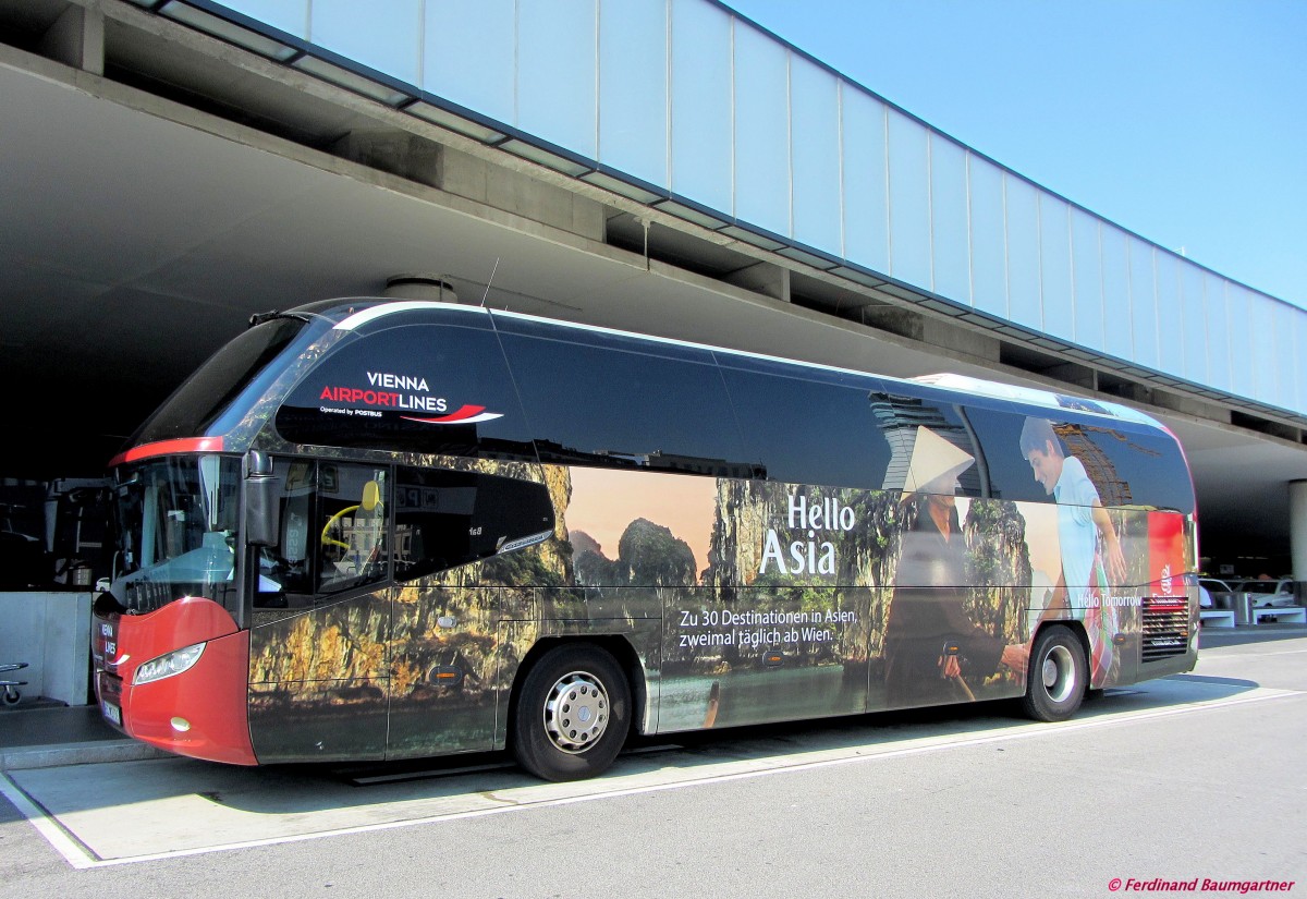 NEOPLAN CITYLINER vom Postbus �BB,Vienna Airport Lines,Schwechat im Juli 2013. 