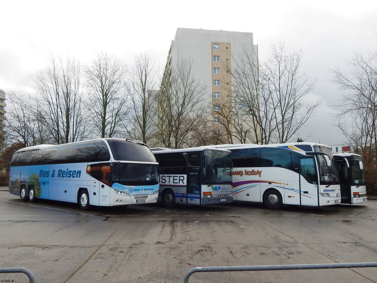 Neoplan Cityliner von SH Bus & Reisen GmbH Schwerin und Setra 315 UL der Verkehrsgesellschaft Ludwigslust-Parchim mbH und Mercedes Tourismo von Bergkvarabuss und Setra 315 UL von Becker-Strelitz Reisen aus Deutschland und Schweden in Neubrandenburg.
