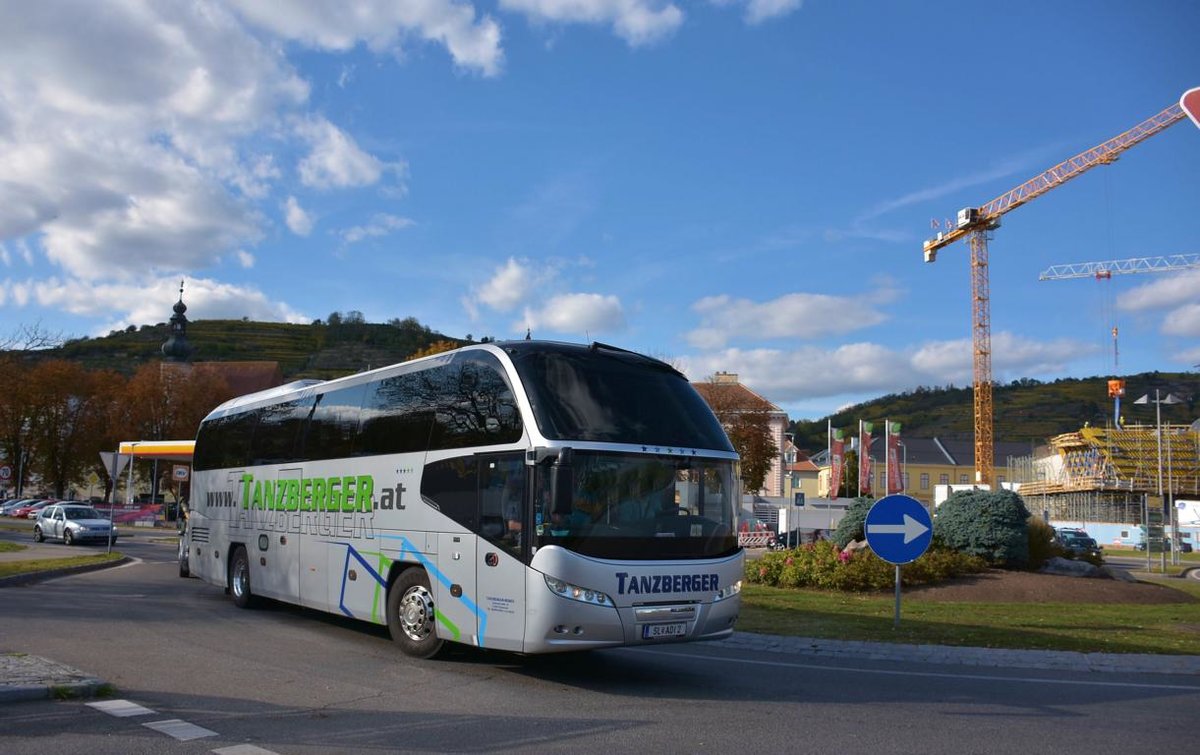 Neoplan Cityliner von Tanzberger Reisen aus �sterreich 10/2017 in Krems.