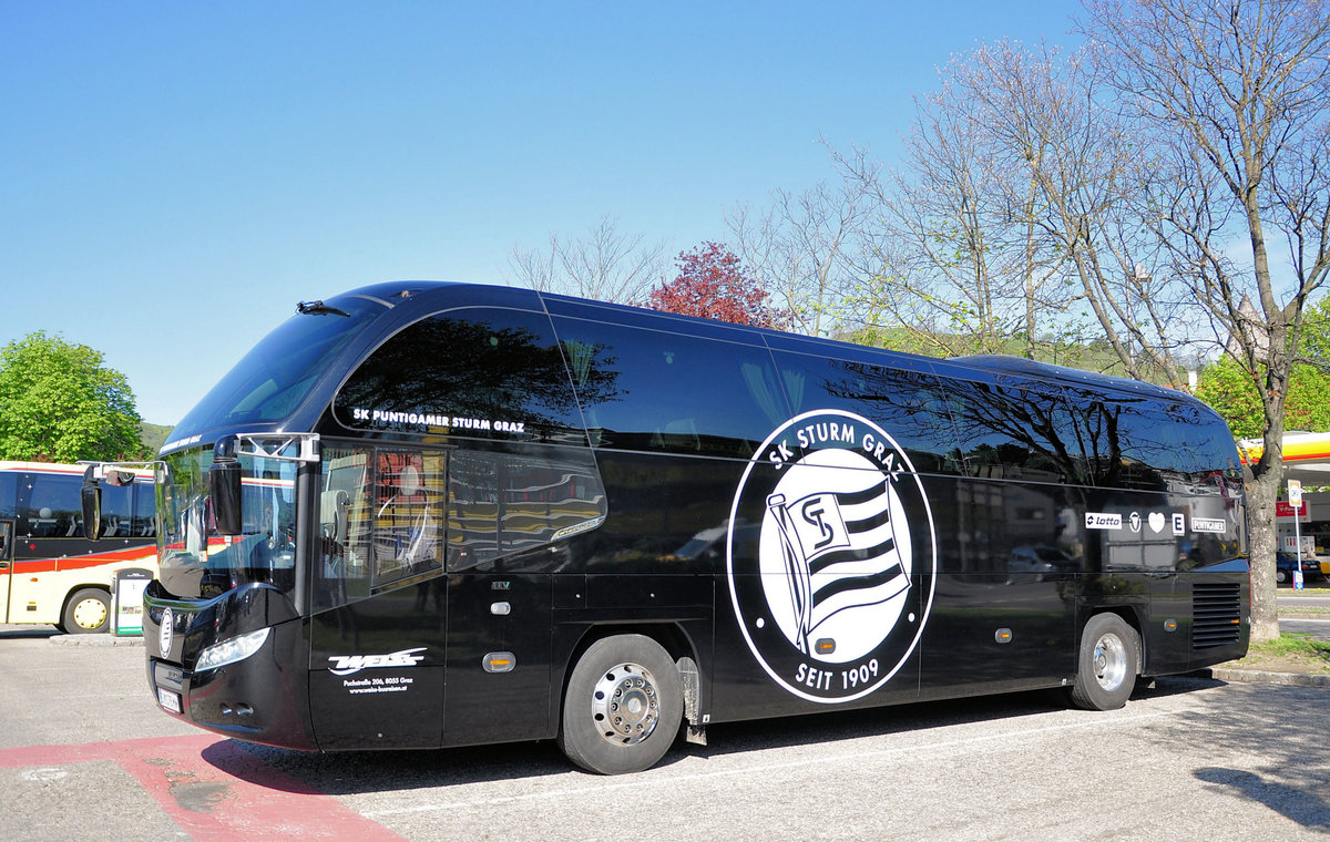 Neoplan Cityliner von Weiss Reisen aus Graz/�sterreich,Mannschaftsbus des SK Sturm Graz.