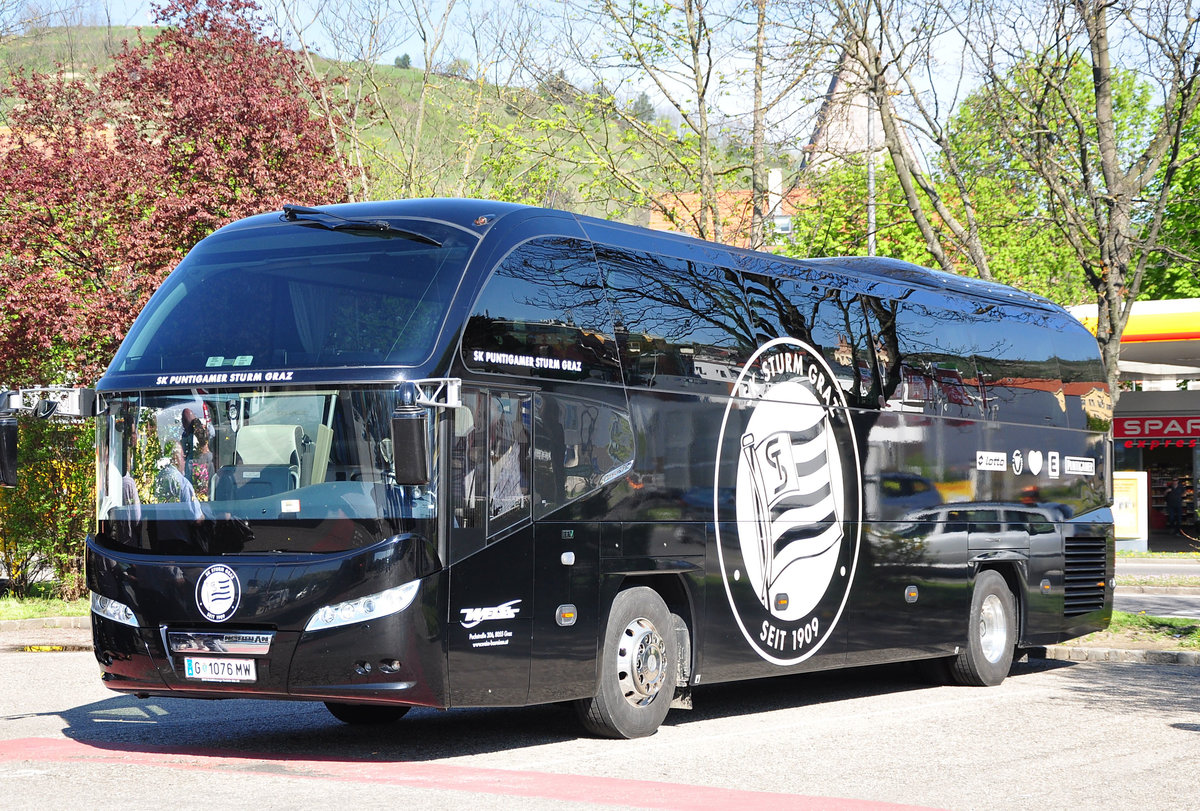 Neoplan Cityliner von Weiss Reisen aus Graz/�sterreich,Mannschaftsbus des SK Sturm Graz.