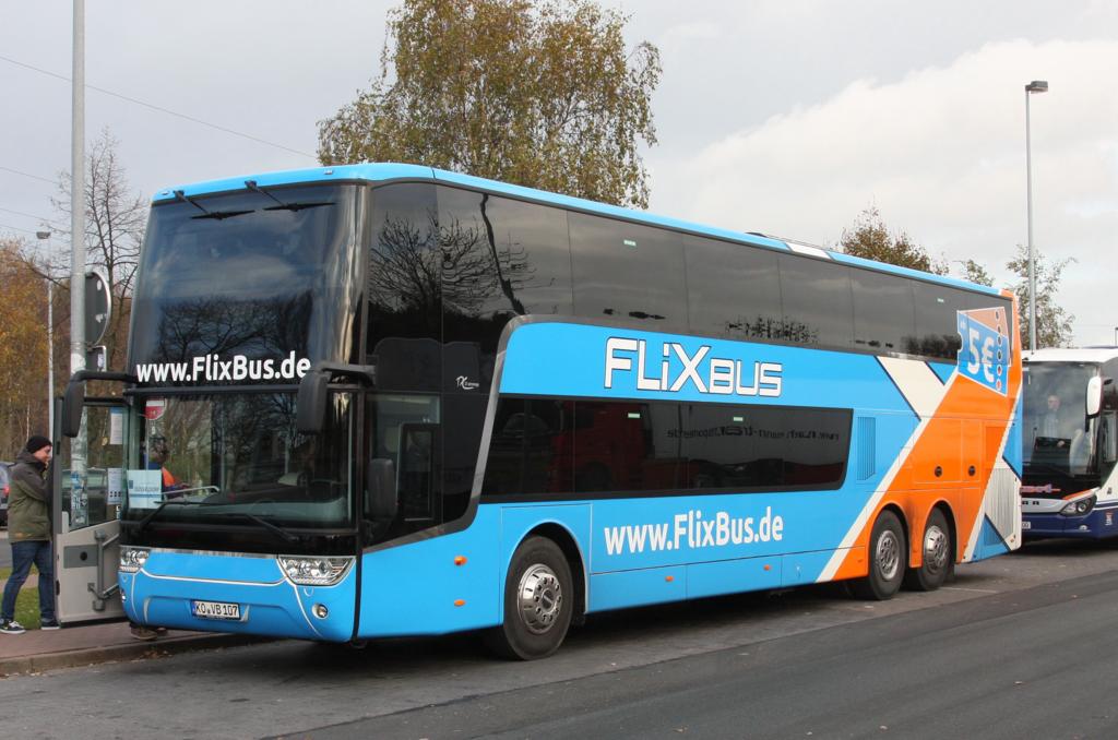 Neoplan Doppelstock Reisebus der Firma  FlixBus  am 7.12.2014 auf dem Weg nach D�sseldorf in Garbsen.