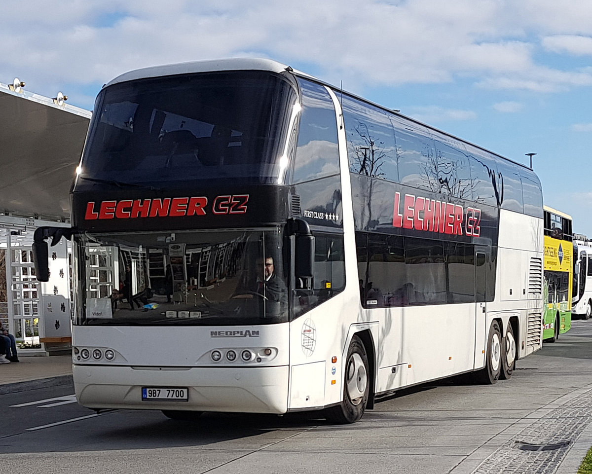 Neoplan First Class des Busunternehmens LECHNER unterwegs auf dem Busparkplatz von Schloss Sch�nbrunn im November 2019