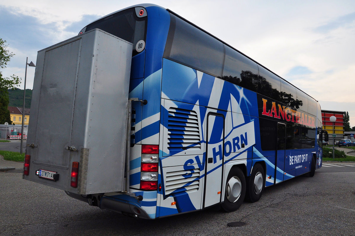 Neoplan Skyliner von Langthaler Reisen aus Nieder�sterreich in Krems gesehen.