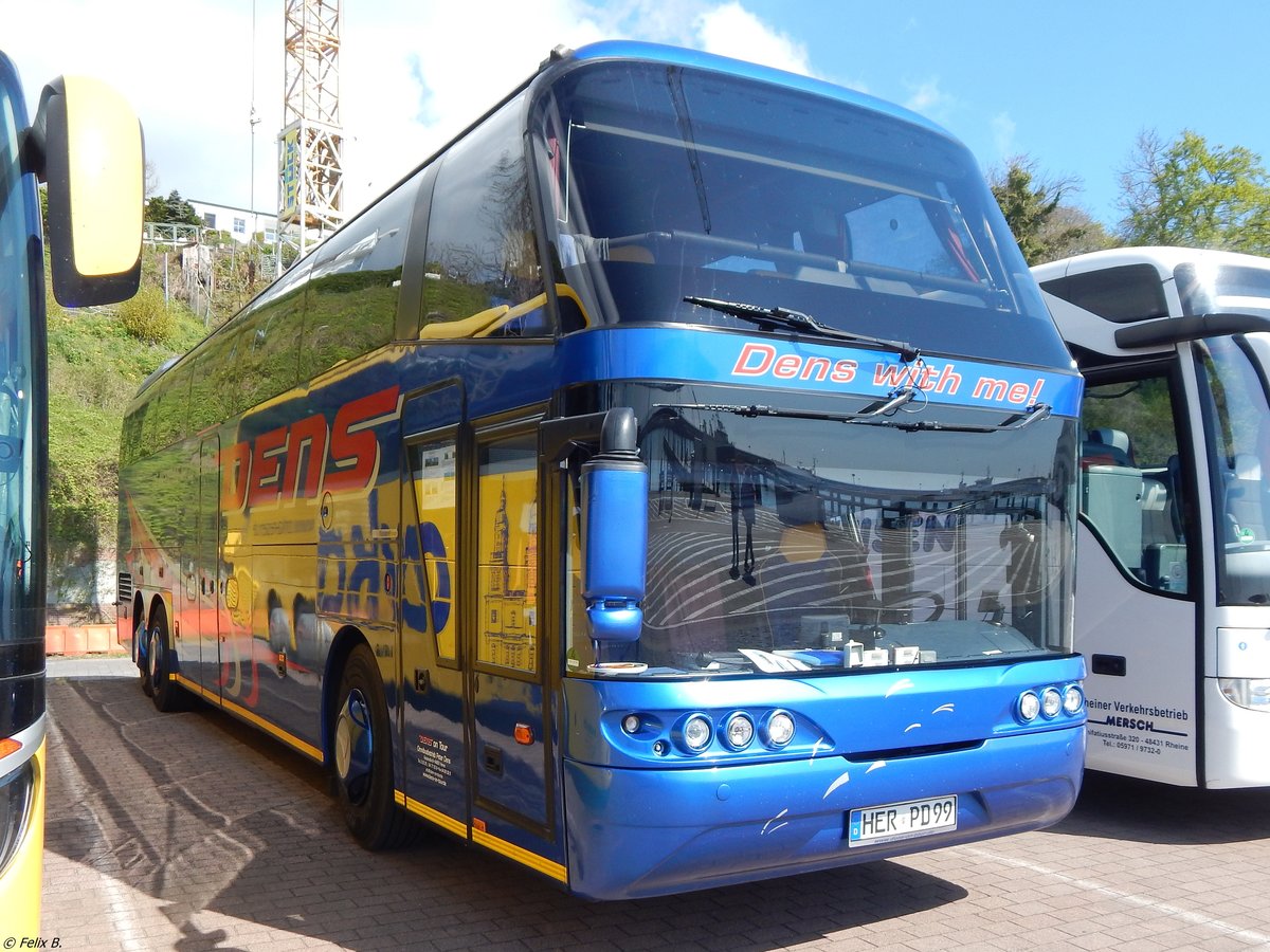 Neoplan Spaceliner von Dens aus Deutschland im Stadthafen Sassnitz.