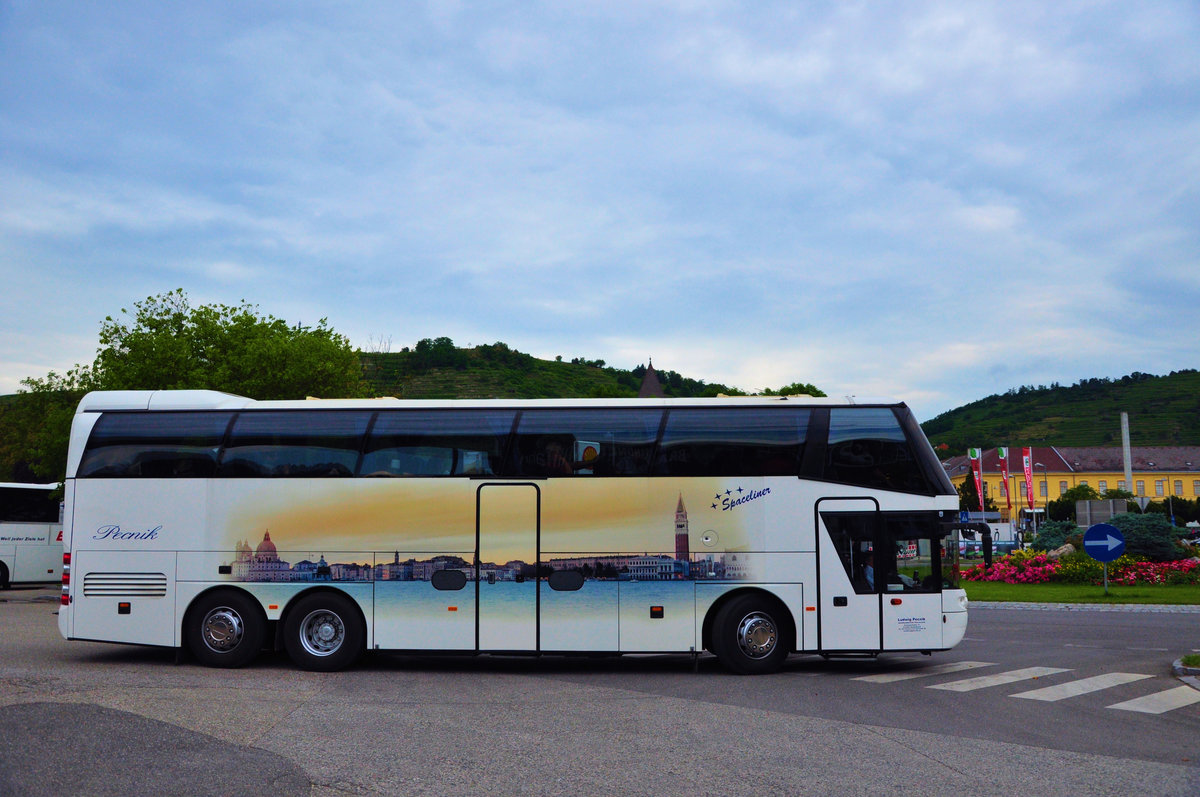 Neoplan Spaceliner von Ludwig Pecnik Reisen aus �sterreich in Krems gesehen.