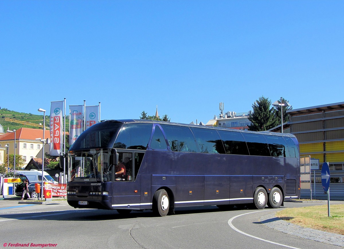 NEOPLAN STARLINER aus �sterreich im August 2013 in  Krems gesehen.