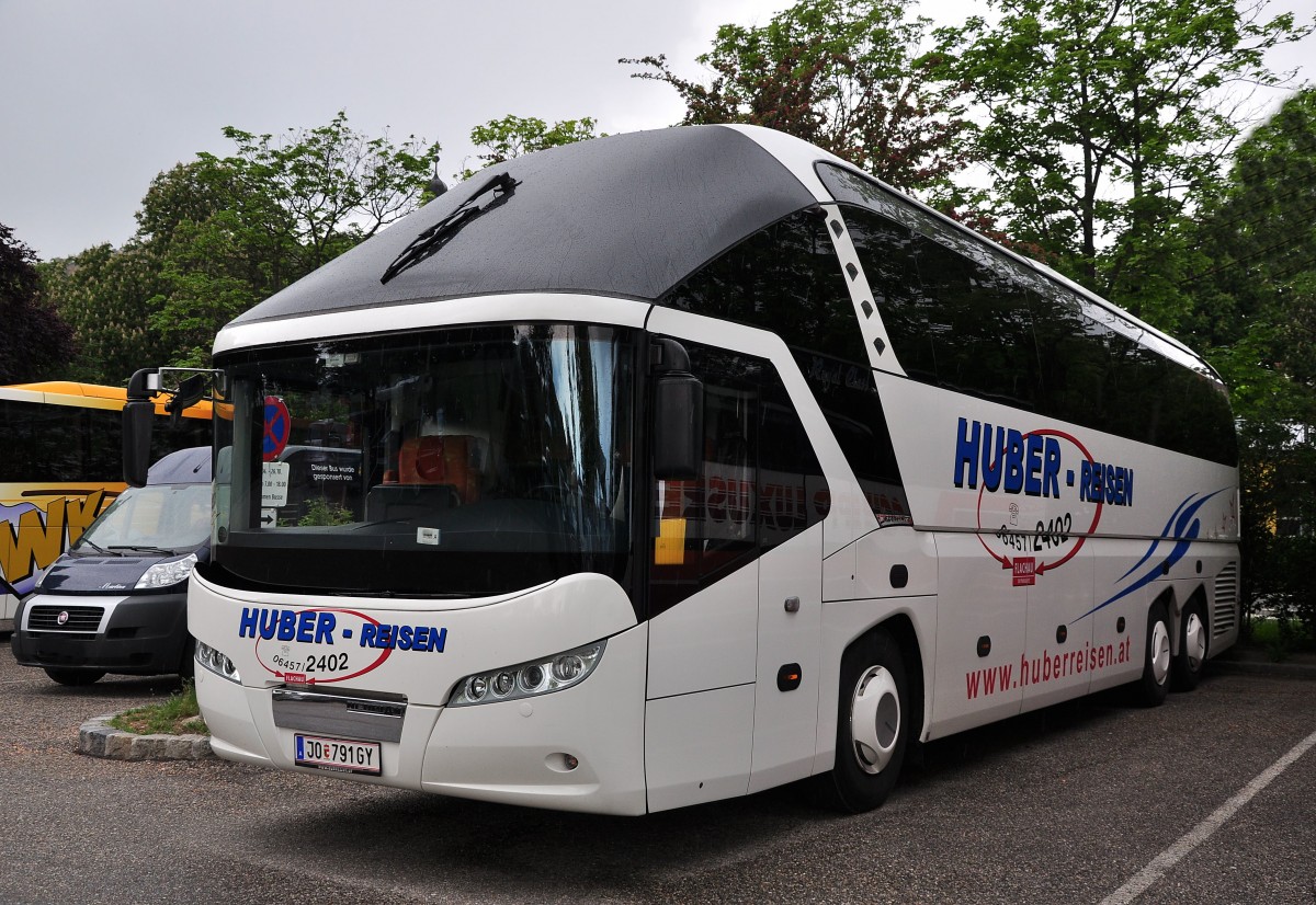 Neoplan Starliner von Huber Reisen aus �sterreich am 13. Mai 2014 in Krems.