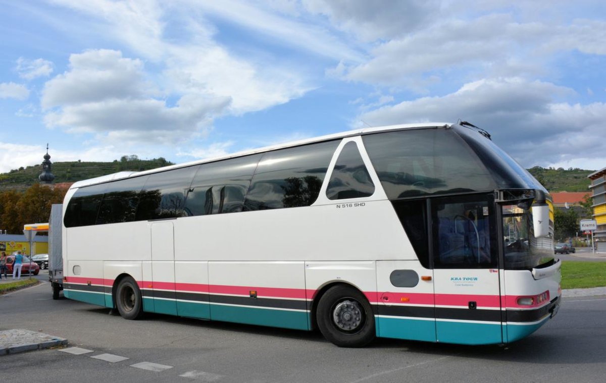 Neoplan Starliner von KBA Tours mit H�nger in Krems unterwegs.