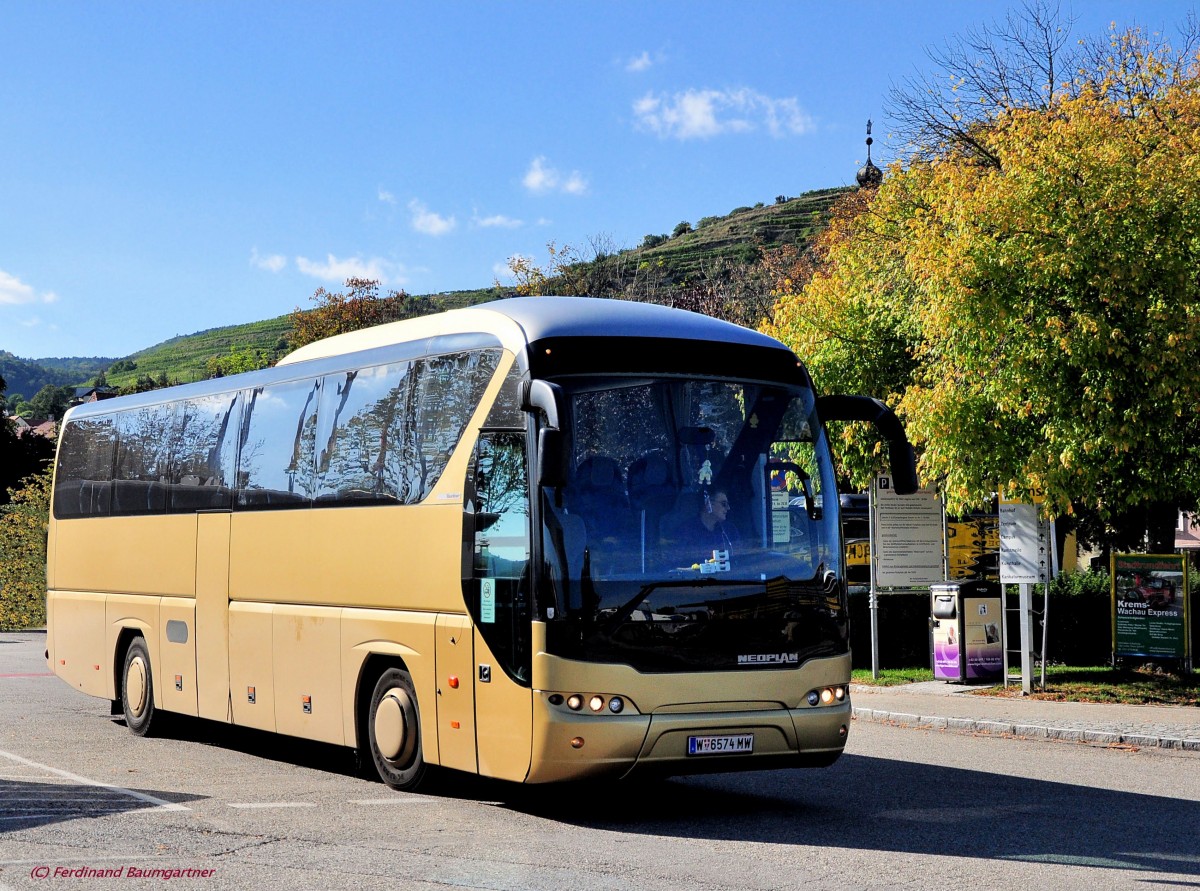Neoplan Tourliner aus �sterreich im Herbst 2013 in Krems gesehen.