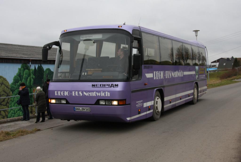 Neoplan Transliner N 316 � am 7.12.2014 in Sch�nfeld im Erzgebirge.