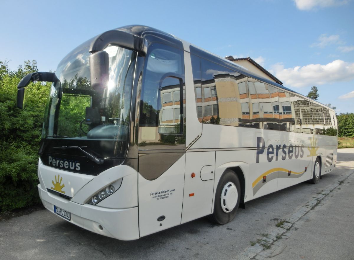 Neoplan Trendliner N 3516 Ü (Jahrgang verm. 2007) von Perseus-Reisen aus Neumarkt-St. Veit. 51 Schlafsessel von Kiel (kippbare Sitzbank am Mitteleinstieg; zusätzl. Reiseleitersitz möglich) sind in diesem mit dem MAN Lion's Regio baugleichen Kombibus verbaut. Den Antrieb stellen ein Reihensechszylinder Typ MAN D 2066 LUH (Common-Rail) und ein Sechsgang-ZF-Handschaltgetriebe dar.
Aufgenommen wurde er hier am 3. 8. 2014 auf dem Waldkraiburger Abstellplatz von Perseus.