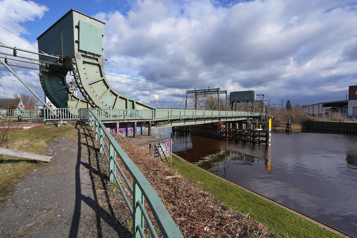 Oldenburg-Stau_Hunte-Klappbrücke

2021-03-19 333ak Oldenburg-Stau