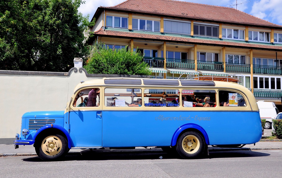 Oldtimer STEYR DAIMLER PUCH 380n,Bj.1952,90 PS,Besitzer Erwin EDTBRUSTNER �sterreich,anl�sslich des  Marillenfestes  im Juli 2013 in Krems unterwegs.