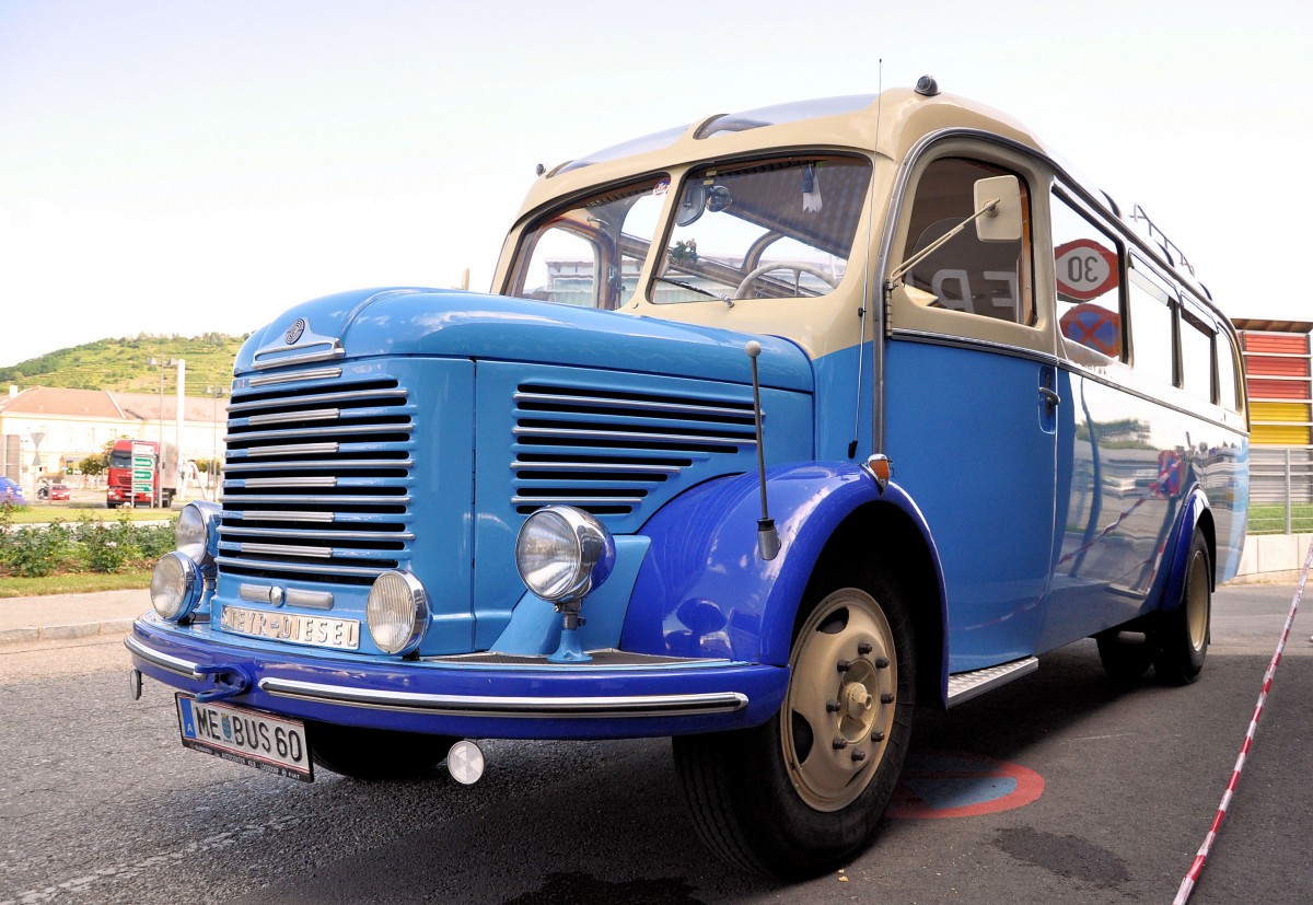 Oldtimer STEYR DAIMLER PUCH 380n,Bj.1952,90PS,Besitzer Erwin Edbrustner / Reisebusunternehmer aus Nieder�sterreich,am 12.7.2013 in Krems an der Donau gesehen. 