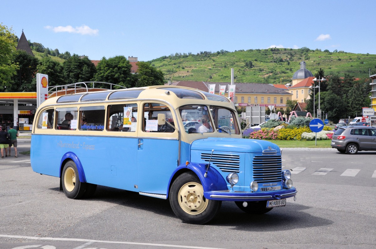 Oldtimer STEYR DAIMLER PUCH 380n,Bj.1952,90PS,Besitzer Erwin Edbrustner / Reisebusunternehmer aus Nieder�sterreich,am 12.7.2013 in Krems an der Donau gesehen. 