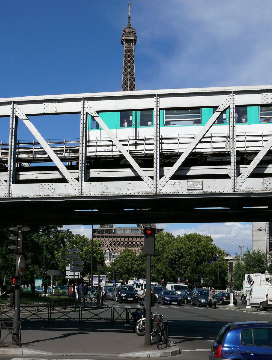 Paris Métro Linie-6 Pont-de-Bir-Hakeim +Eiffelturm