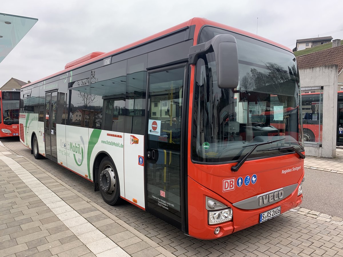 S-RS 2606 (Baujahr 2016) von Regiobus Stuttgart steht am 29.3.2020 am ZOB in Abtsgm�nd.