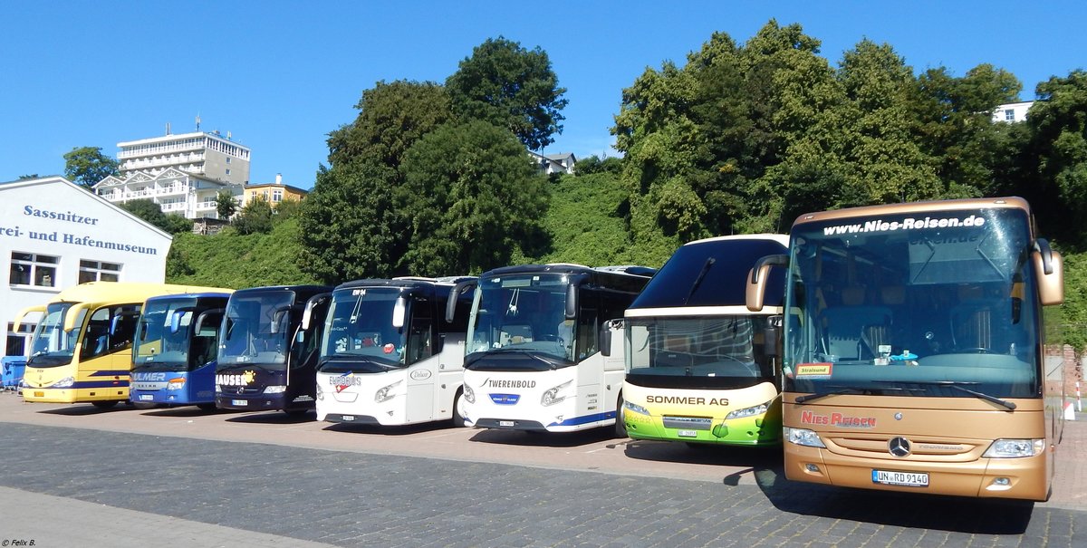 Scania Irizar von CentrumTurist und Setra 416 GT-HD von Ulmer und Mercedes Tourismo von Hauser und  VDL Futura von Eurobus und Twerenbold und Neoplan Starliner von Sommer AG und Mercedes Tourismo von Nies Reisen aus Deutschland, Dänemark und der Schweiz im Stadthafen Sassnitz.