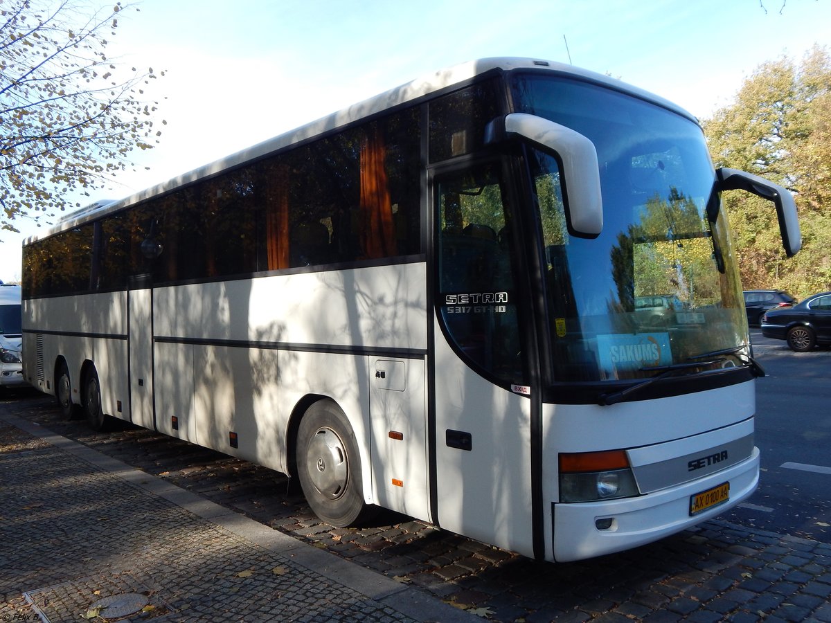 Setra 317 GT-HD aus der Ukraine in Berlin. 