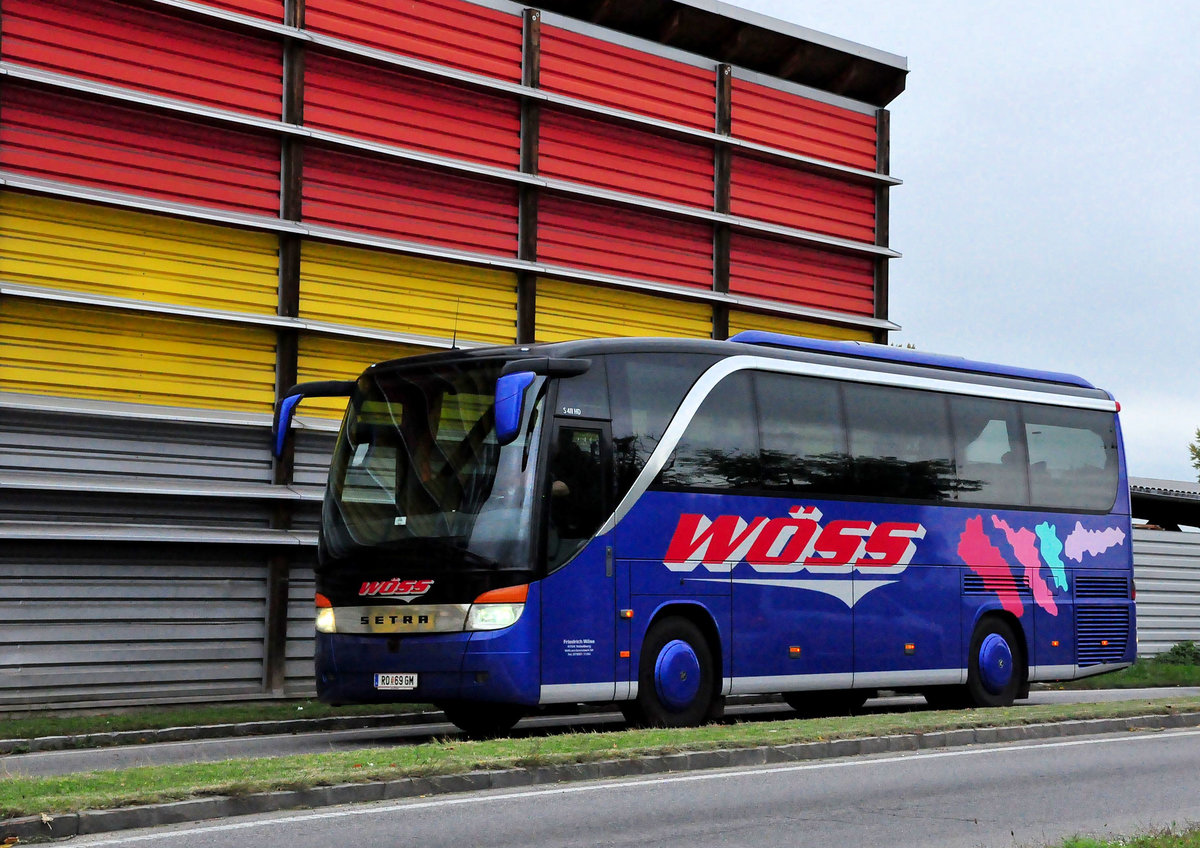 Setra 411 HD von Freidrich W�ss aus Ober�sterreich in Krems unterwegs.
