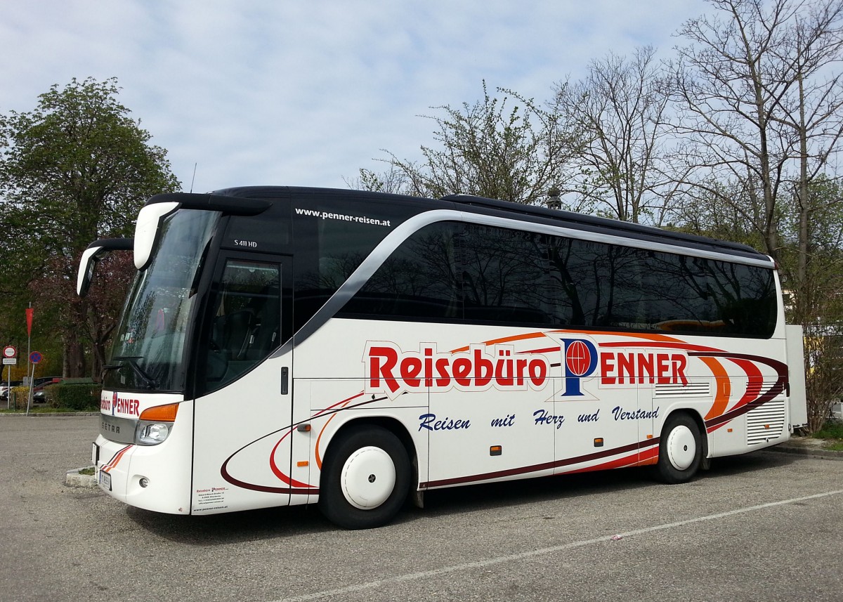 Setra 411 HD vom Reiseb�ro Penner aus Nieder�sterreich am 14.4.2015 in Krems.
