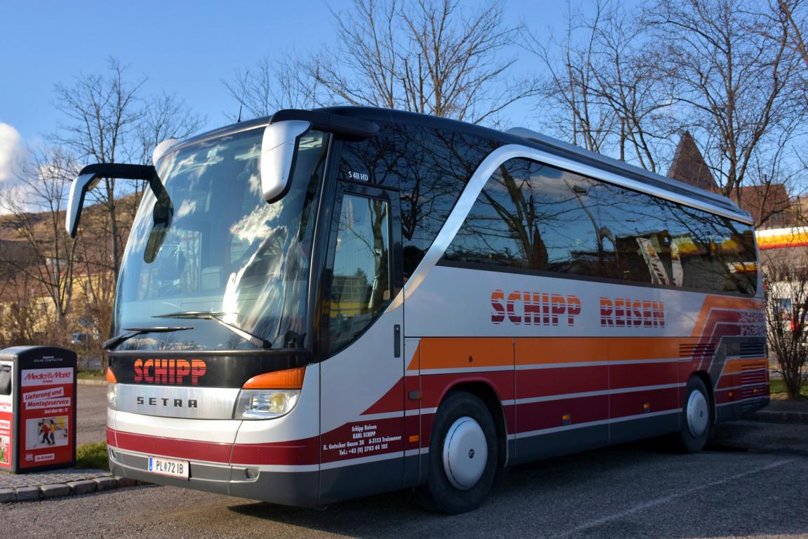 Setra 411 HD von Schipp Reisen aus Nieder�sterreich 01/2018 in Krems gesehen.