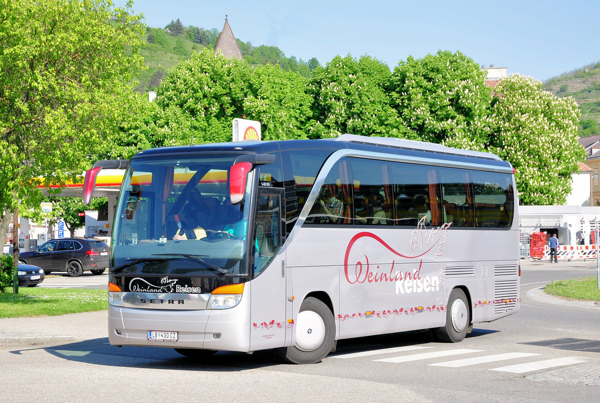 Setra 411 HD von Weinland Reisen aus �sterreich in Krems gesehen.