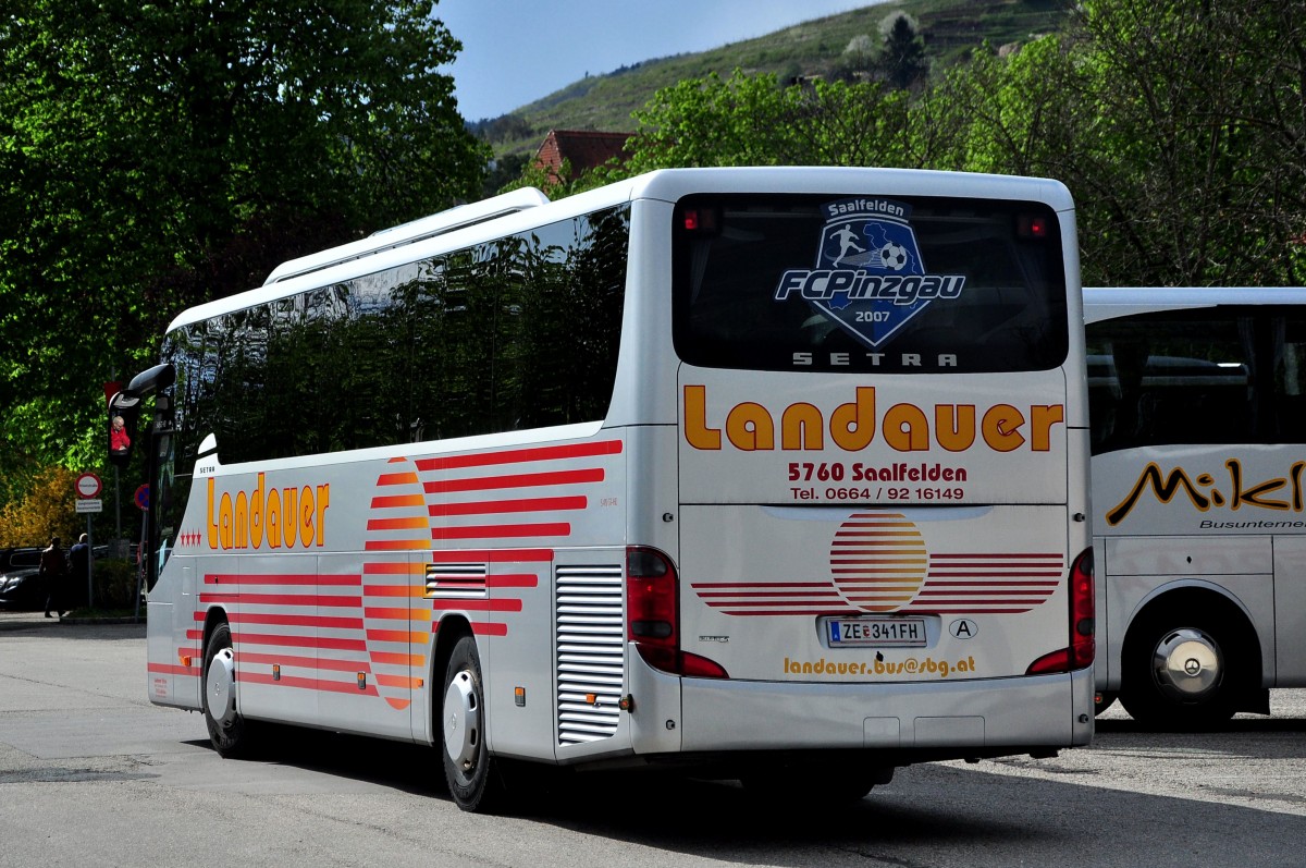 Setra 415 GT-HD von Landauer Reisen aus �sterreich am 18.4.2015 in Krems.