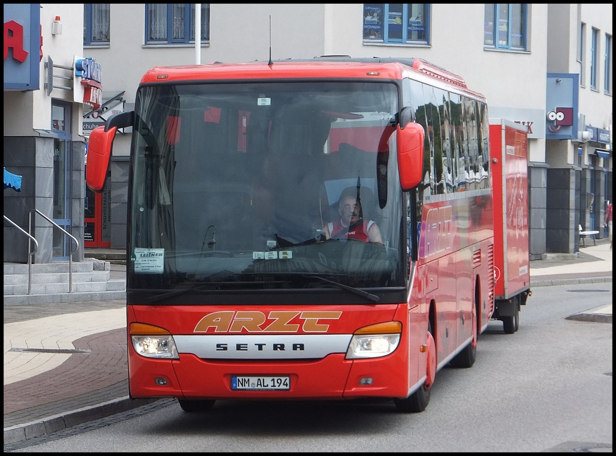 Setra 415 GT-HD mit Radanh�nger von Arzt aus Deutschland in Sassnitz.