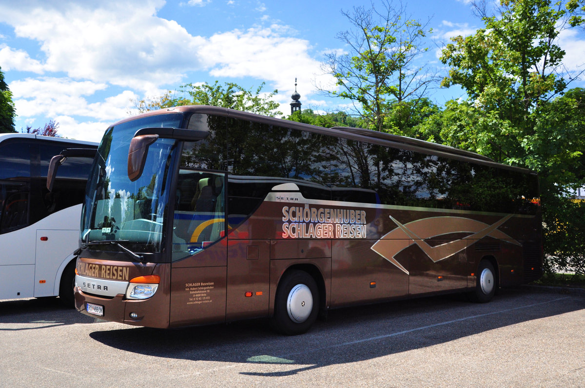 Setra 415 GT-HD von Schlager Busreisen aus �sterreich in Krems gesehen.