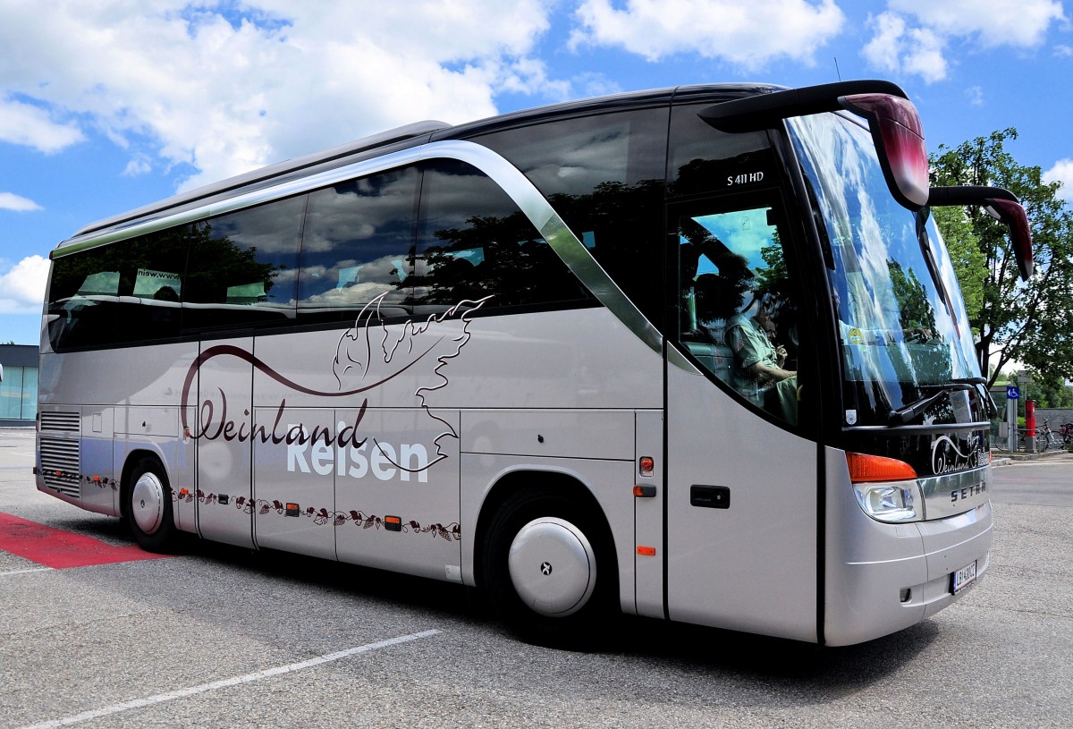 SETRA 415 GT- HD von Weinlandreisen / �sterreich am 22.5.2013 in Krems an der Domau.