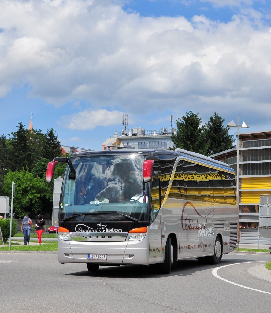 SETRA 415 GT- HD von Weinlandreisen / �sterreich am 22.5.2013 in Krems an der Domau.