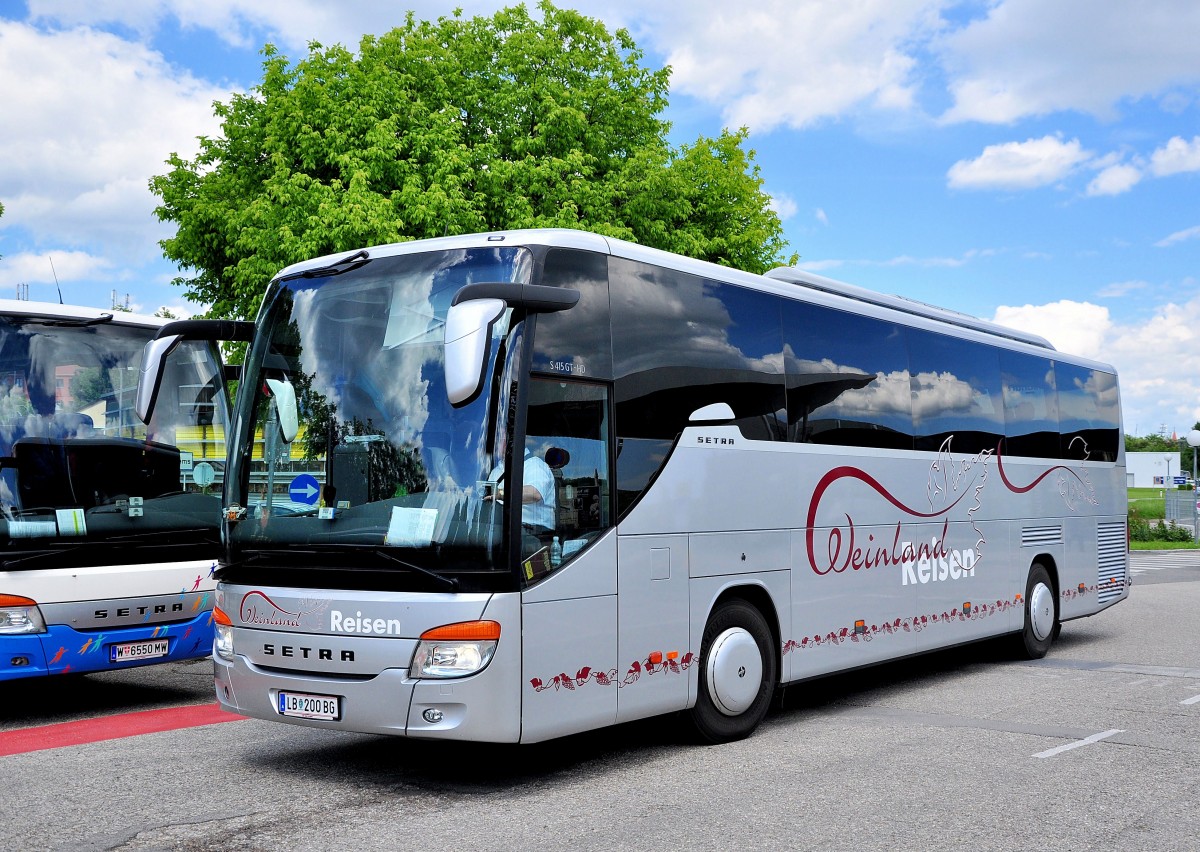 SETRA 415 GT- HD von Weinlandreisen / �sterreich am 22.5.2013 in Krems an der Domau.