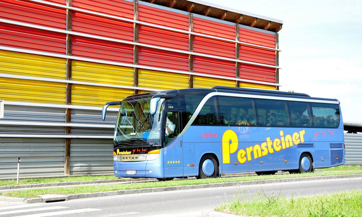 Setra 415 HD von Pernsteiner Reisen aus �sterreich in Krems gesehen.