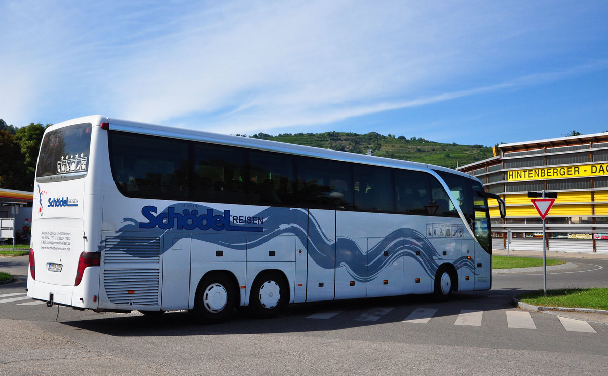 Setra 416 HDH von Sch�del Reisen aus der BRD in Krems gesehen.