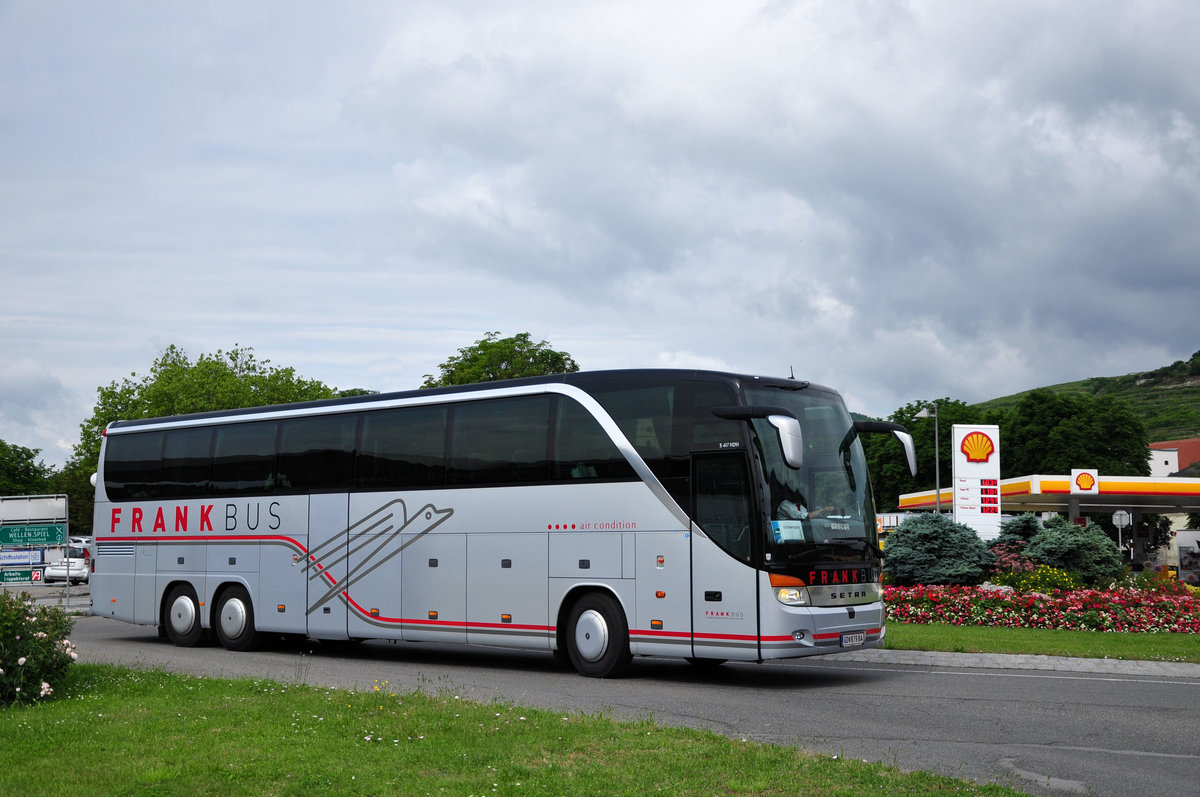 Setra 417 HDH von FRANK Bus aus Nieder�sterreich in Krems unterwegs.