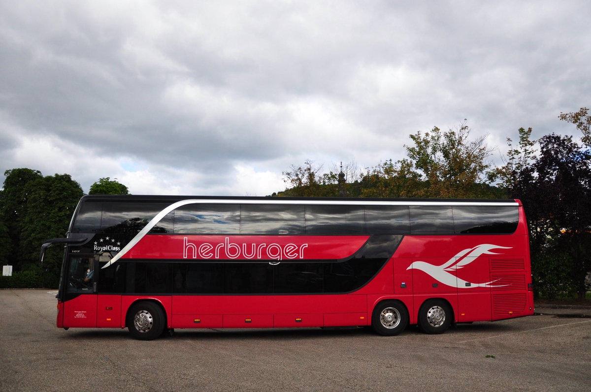 Setra 431 DT von Herburger Reisen aus �sterreich in Krems gesehen.