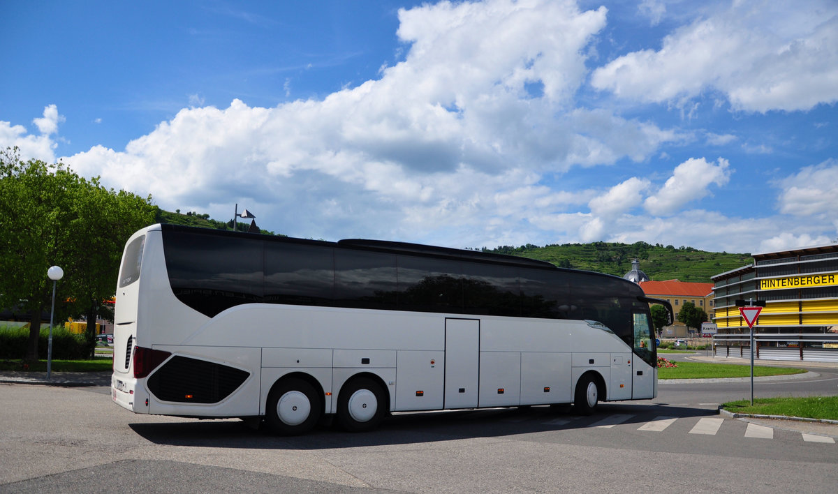 Setra 516 HD aus M�dling bei Wien in Krems gesehen.