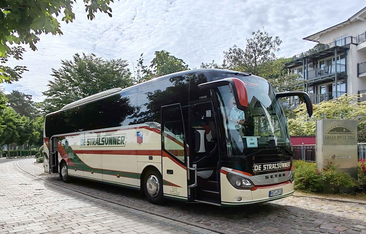 Setra 516 HD von Möller-Reisen  De Stralsunner  wartet auf die Fahrgäste in Binz