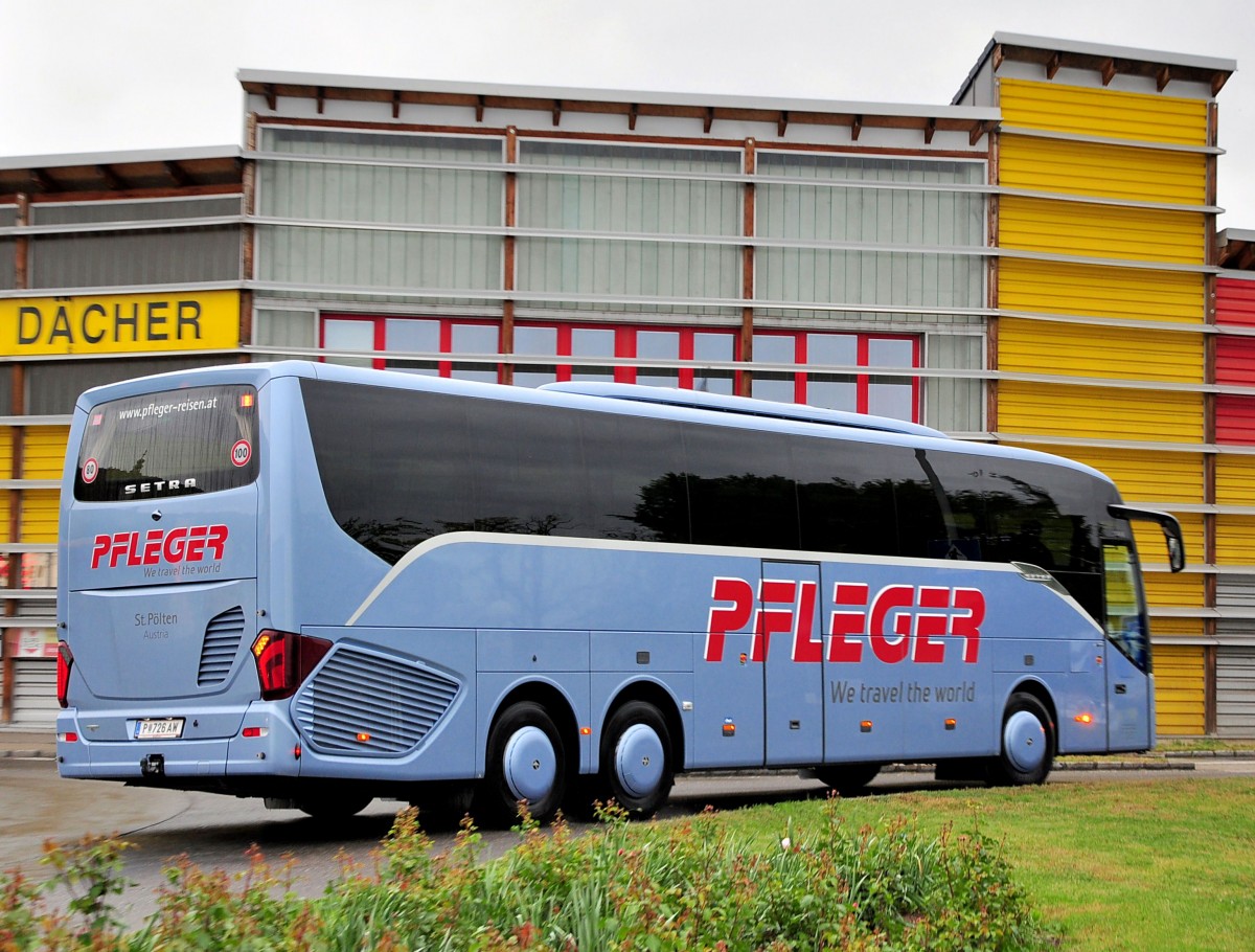 Setra 516 HD von Pfleger Reisen aus Nieder�sterreich am 17.Mai 2014 in Krems unterwegs.