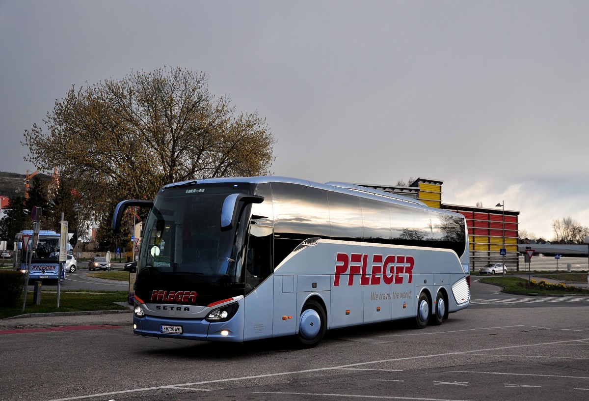 Setra 516 HD von Pfleger Reisen aus Nieder�sterreich am 6.4.2015 in Krems.