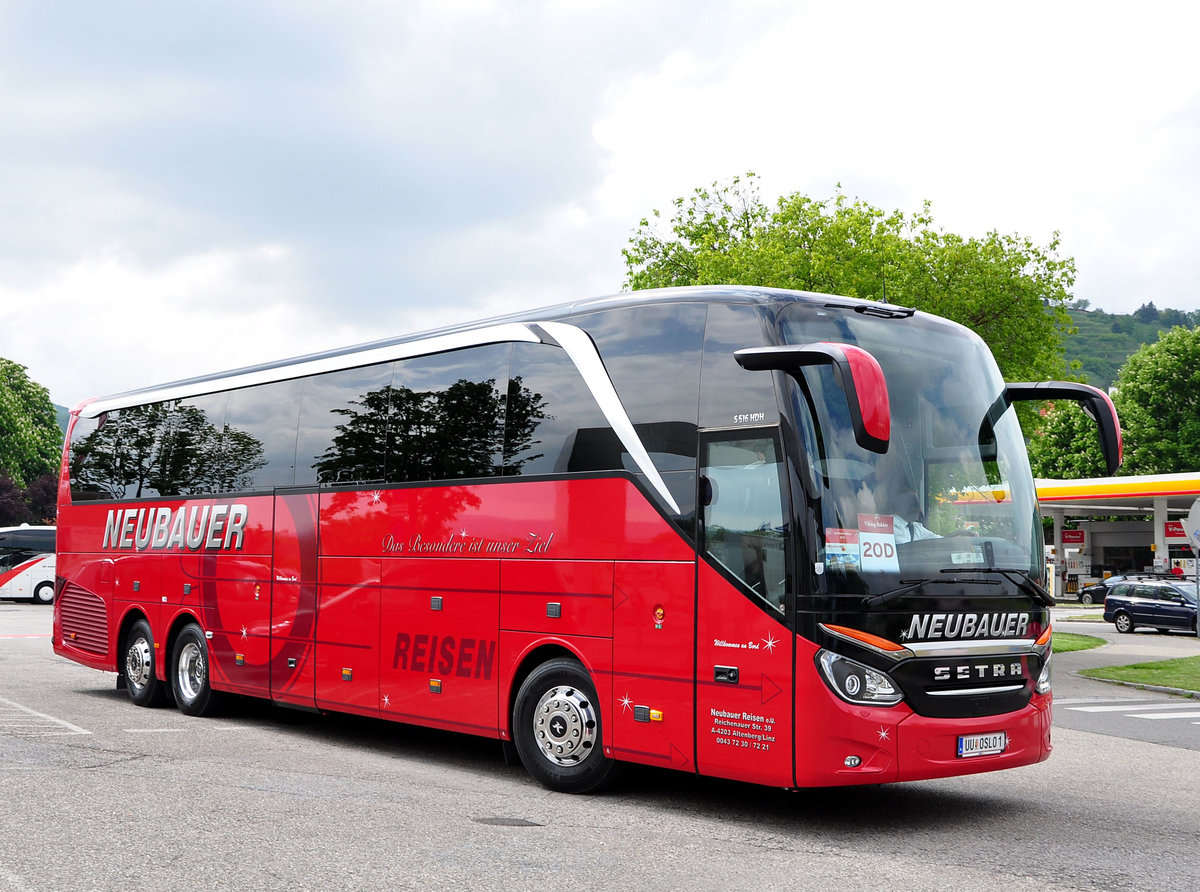 Setra 516 HDH von Neubauer Reisen aus �sterreich in Krems gesehen.
